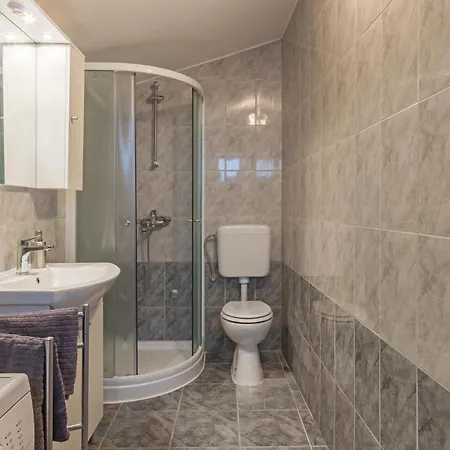 Vakantiehuis In With 4 Bedrooms, Internet&outdoor Swimming Pool *