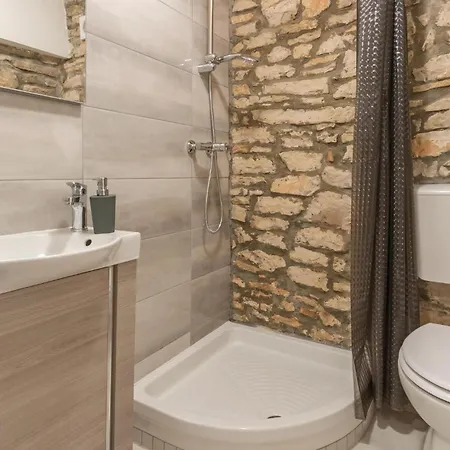 Vakantiehuis In With 4 Bedrooms, Internet&outdoor Swimming Pool Ližnjan