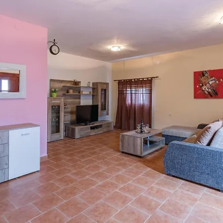Vakantiehuis In With 4 Bedrooms, Internet&outdoor Swimming Pool Ližnjan