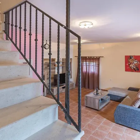 Vakantiehuis In With 4 Bedrooms, Internet&outdoor Swimming Pool *