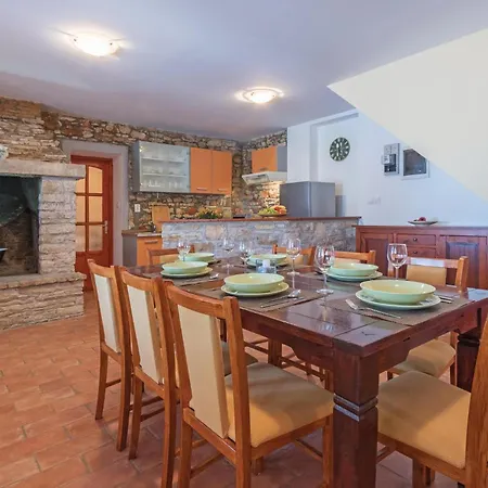 Vakantiehuis In With 4 Bedrooms, Internet&outdoor Swimming Pool Ližnjan