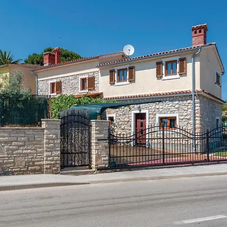 Vakantiehuis In With 4 Bedrooms, Internet&outdoor Swimming Pool Ližnjan