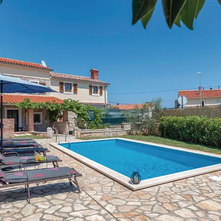 Vakantiehuis In With 4 Bedrooms, Internet&outdoor Swimming Pool