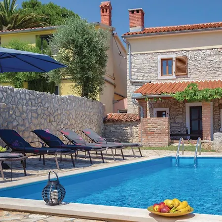 Vakantiehuis In With 4 Bedrooms, Internet&outdoor Swimming Pool