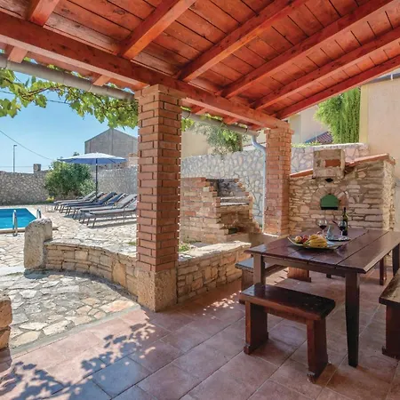 Vakantiehuis In With 4 Bedrooms, Internet&outdoor Swimming Pool *