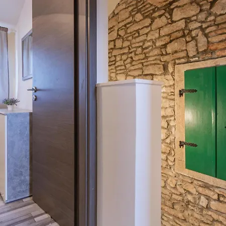 Beautiful Home In Liznjan With Ethernet Internet
