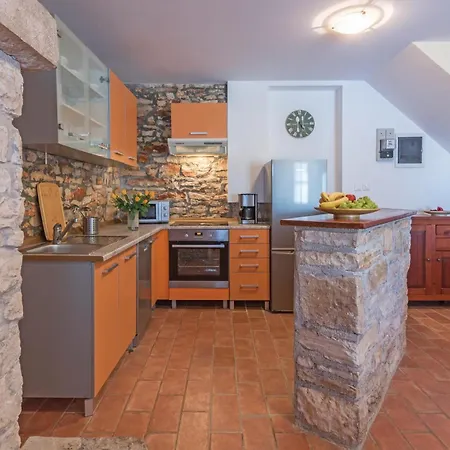 Beautiful Home In Liznjan With Ethernet Internet