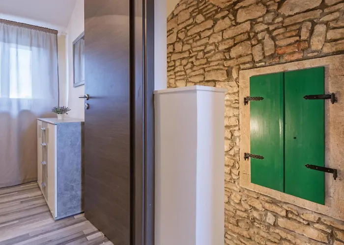 4 Bedroom Cozy Home In Liznjan