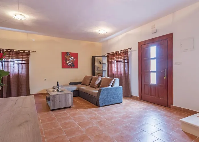 4 Bedroom Cozy Home In Liznjan Ližnjan