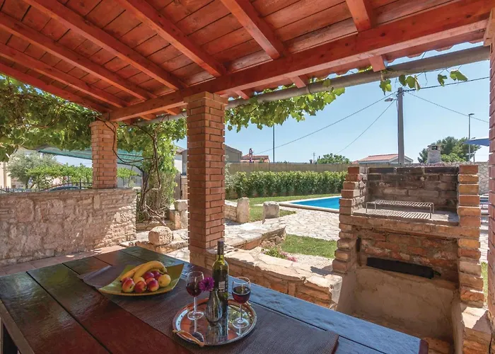 4 Bedroom Cozy Home In Liznjan Ližnjan