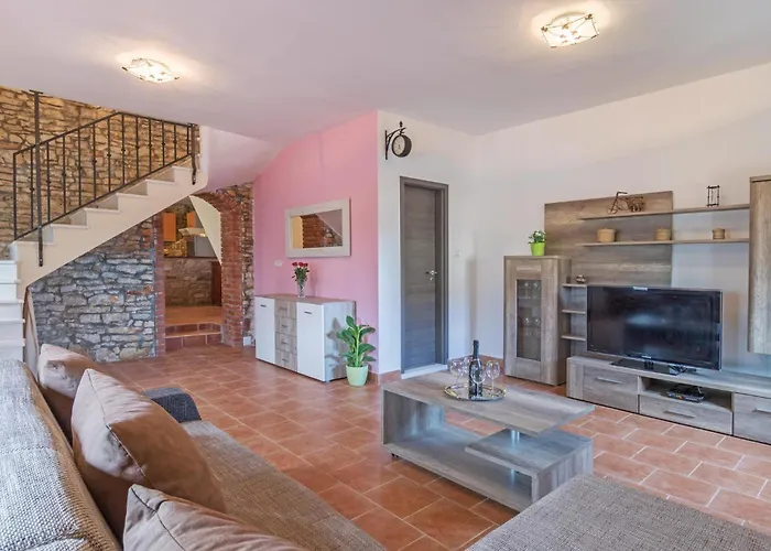 4 Bedroom Cozy Home In Liznjan