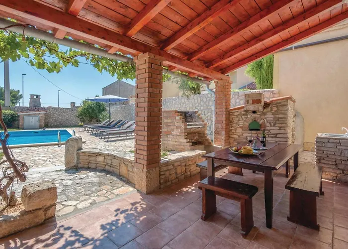Ferienhaus 4 Bedroom Cozy Home In Liznjan *